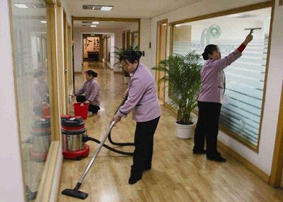 家政行业年轻化与职业化 90后男保洁员崭露头角，大学开设家政专业